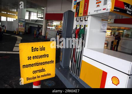Bildnummer : 53849313 Datum : 10.03.2010 Copyright : imago/Xinhua (100311) -- BUENOS AIRES, 11 mars 2010 (Xinhua) -- fermeture d'une station-service à Buenos Aires, capitale de l'Argentine, le 10 mars 2010. Certaines stations-service en Argentine souffrent d'une pénurie de pétrole alors que les compagnies pétrolières ramènent le pétrole. (Xinhua/Martin Zabala) (cl) (6)ARGENTINA-BUENOS AIRES-OIL-SPARACY PUBLICATIONxNOTxINxCHN Wirtschaft Benzin kbdig xkg 2010 quer premiumd xint o0 Tankstelle geschlossen Mineralölindustrie Schild Shell Benzin Benzinmangel Bildnummer 53849313 Date 10 03 2010 Copyright Imago XINHUA Buenos Aires 11 20 mars Banque D'Images