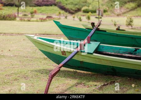 Vieux bateau en bois à marée sèche. Mise au point sélective. sur le lac Banque D'Images