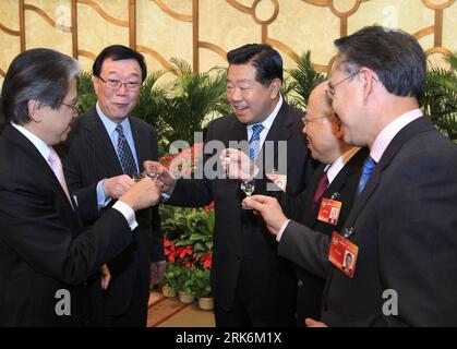 Bildnummer : 53850302 Datum : 11.03.2010 Copyright : imago/Xinhua (100311) -- PÉKIN, 11 mars 2010 (Xinhua) -- Jia Qinglin (3e L), président du Comité national de la Conférence consultative politique du peuple chinois (CCPPC), toasts avec les députés à la troisième session de la 11e Conférence de la CCPPC de la région administrative spéciale de Hong Kong (RAS) du sud de la Chine et de la RAS de Macao lors d une réception à Beijing, capitale de la Chine, le 11 mars 2010. (Xinhua/Pang Xinglei) (ypf) (1)CHINA-BEIJING-CPPCC-RECEPTION-JIA QINGLIN (CN) PUBLICATIONxNOTxINxCHN People Politik kbdig xsk 2010 quer Bildnumme Banque D'Images