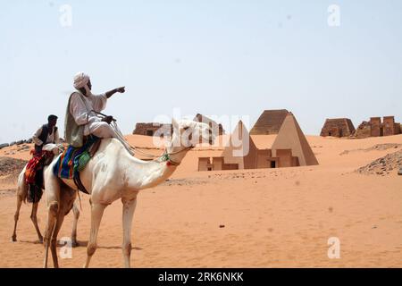 Pyramiden von Meroe in Sudan (100314) -- KHARTOUM, March 14, 2010 (Xinhua) -- Sudanese riding camels look at Pyramids in Meroe, 250km north of Khartoum, capital of Sudan, on March 13, 2010. The Pyramids in Meroe, built more than 2,000 years ago, serves as one of the places of interests in Sudan. (Xinhua/Mohammed Babiker) (lr) (1)SUDAN-MEROE-PYRAMIDS PUBLICATIONxNOTxINxCHN   Pyramids from Meroe in Sudan 100314 Khartoum March 14 2010 XINHUA Sudanese Riding Camels Look AT Pyramids in Meroe 250km North of Khartoum Capital of Sudan ON March 13 2010 The Pyramids in Meroe built More than 2 000 Years Stock Photo