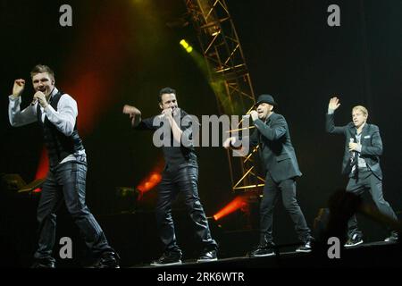 Bildnummer : 53857362 Datum : 14.03.2010 Copyright : imago/Xinhua (100315) -- SHANGHAI, 15 mars 2010 (Xinhua) -- le groupe vocal américain Backstreet Boys joue lors de leur concert de tournée This is US au International Gymnasium Center à Shanghai, dans l'est de la Chine, le 14 mars 2010. (Xinhua/Zhu Liangcheng) (wqq) CHINA-SHANGHAI-BACKSTREET BOYS-TOUR (CN) PUBLICATIONxNOTxINxCHN Entertainment People Musik Aktion kbdig xng 2010 quer Bildnummer 53857362 Date 14 03 2010 Copyright Imago XINHUA Shanghai Mars 15 2010 XINHUA American vocal Group Back Street Boys se produit lors de leur concert THIS U.S. Tour Banque D'Images