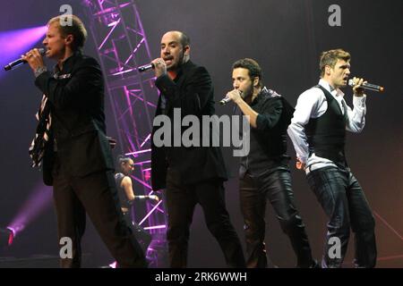 Bildnummer : 53857364 Datum : 14.03.2010 Copyright : imago/Xinhua (100315) -- SHANGHAI, 15 mars 2010 (Xinhua) -- le groupe vocal américain Backstreet Boys joue lors de leur concert de tournée This is US au International Gymnasium Center à Shanghai, dans l'est de la Chine, le 14 mars 2010. (Xinhua/Zhu Liangcheng) (wqq) CHINA-SHANGHAI-BACKSTREET BOYS-TOUR (CN) PUBLICATIONxNOTxINxCHN Entertainment People Musik Aktion kbdig xng 2010 quer Bildnummer 53857364 Date 14 03 2010 Copyright Imago XINHUA Shanghai Mars 15 2010 XINHUA American vocal Group Back Street Boys se produit lors de leur concert THIS U.S. Tour Banque D'Images