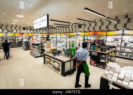Intérieur de Waitrose Supermarket Home and Gift Section à Rickmansworth, Herts UK Banque D'Images