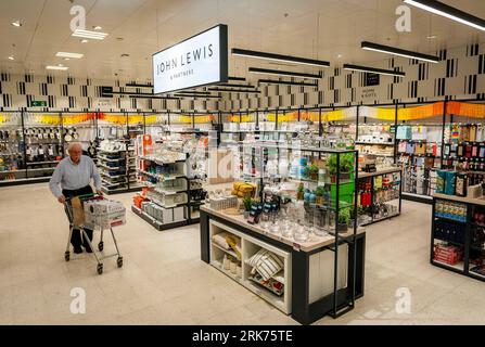 Intérieur de Waitrose Supermarket Home and Gift Section à Rickmansworth, Herts UK Banque D'Images