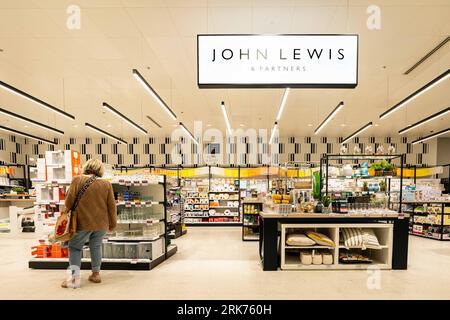 Intérieur de Waitrose Supermarket Home and Gift Section à Rickmansworth, Herts UK Banque D'Images