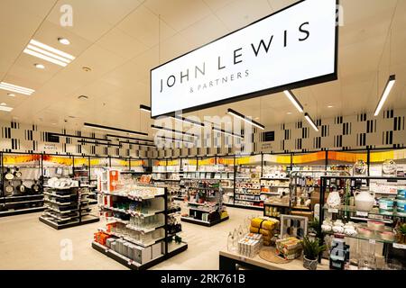 Intérieur de Waitrose Supermarket Home and Gift Section à Rickmansworth, Herts UK Banque D'Images