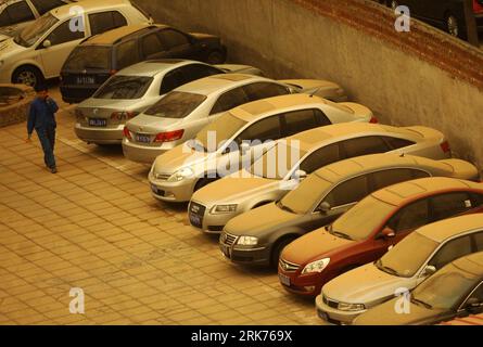 Bildnummer: 53869335  Datum: 20.03.2010  Copyright: imago/Xinhua (100320) -- BEIJING, March 20, 2010 (Xinhua) -- Cars covered with dust are seen at a parking lot in Beijing, capital of China, March 20, 2010. A severe sandstorm that plagued northwestern China in the past few weeks arrived in Beijing Friday night, packing strong winds and tones of sand. (Xinhua/Gong Lei) (lmz) (1)CHINA-BEIJING-SANDSTORM (CN) PUBLICATIONxNOTxINxCHN Gesellschaft Sturm Sand Sandsturm premiumd xint kbdig xsk 2010 quer o0 Auto    Bildnummer 53869335 Date 20 03 2010 Copyright Imago XINHUA  Beijing March 20 2010 XINHUA Stock Photo