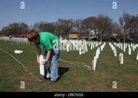 100320 -- WASHINGTON, le 20 mars 2010 Xinhua -- un activiste pose une fausse pierre tombale sur la pelouse devant le Washington Monument à Washington D.C., capitale des États-Unis, le 19 mars 2010. Des vétérans et des militants ont installé des milliers de fausses pierres tombales près du Washington Monument, se préparant à un rassemblement anti-guerre samedi, marquant le septième anniversaire du début de la guerre en Irak. Xinhua/Wang Fengfeng wjd 3US-WASHINGTON-IRAK ANNIVERSAIRE DE GUERRE PUBLICATIONxNOTxINxCHN Banque D'Images