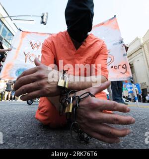 Bildnummer : 53870668 Datum : 20.03.2010 Copyright : imago/Xinhua (100321) -- HOLLYWOOD, 21 mars 2010 (Xinhua) -- des militants anti-guerre participent à un rassemblement à Hollywood, Californie, États-Unis, le 20 mars 2010, le 7e anniversaire de la guerre en Irak. (Xinhua/Qi Heng) (nxl) (10)US-HOLLYWOOD-ANTI-WAR-RALLYE PUBLICATIONxNOTxINxCHN Friedensbewegung Friedensinitiative démonstration Friedensdemonstration Proteste xint kbdig xsp 2010 quadrat o0 Politik, Gefangener, Guantanamo o00 USA Bildnummer Date 20 03 2010 Copyright XINHUA XINHUA anti Hollywood 21 2010 Mars 53870668 Banque D'Images