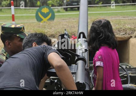 Bildnummer : 53894893 Datum : 26.03.2010 Copyright : imago/Xinhua (100326) -- DHAKA, 26 mars 2010 (Xinhua) -- tournée à une exposition d'armements au Musée militaire de Dhaka, capitale du Bangladesh, le 26 mars 2010. Du Bangladesh célèbrent le 39e jour de l'indépendance et la fête nationale vendredi. (Xinhua/Qamruzzaman) (cy) (4)BANGLADESH-DHAKA-FÊTE NATIONALE PUBLICATIONxNOTxINxCHN Gesellschaft Nationalfeiertag Unabhängigjkeitstag kbdig xub 2010 quer o0 Militär, Militärausstellung, Ausstellung, Luftabwehr, Flak Bildnummer 53894893 Date 26 03 2010 Copyright Imago XINHUA Asher Dhaka Mars 26 2010 XINHU Banque D'Images