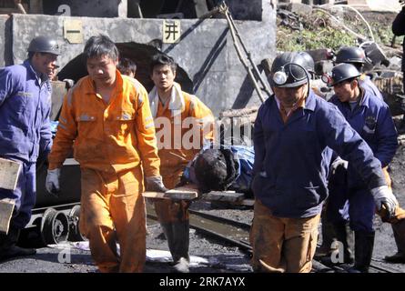 Bildnummer: 53895201  Datum: 26.03.2010  Copyright: imago/Xinhua (100327) -- CHONGQING, March 27, 2010 (Xinhua) -- Rescuers carry the body of a miner killed in a colliery explosion at Jiuli Coal Mine in Fengjie County, southwest China s Chongqing Municipality, March 26, 2010. Rescuers have recovered the bodies of all seven miners killed in the colliery explosion, local authorities said Friday. The accident occurred at about 5 p.m. Thursday when the seven miners were working at Jiuli Coal Mine. (Xinhua/Long Zailin) (4)CHINA-CHONGQING-FENGJIE-COLLIERY GAS OUTBURST-MINERS (CN) PUBLICATIONxNOTxINx Banque D'Images