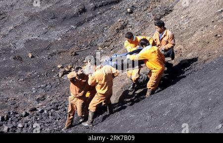 Bildnummer: 53895200  Datum: 26.03.2010  Copyright: imago/Xinhua (100327) -- CHONGQING, March 27, 2010 (Xinhua) -- Rescuers carry the body of a miner killed in a colliery explosion at Jiuli Coal Mine in Fengjie County, southwest China s Chongqing Municipality, March 26, 2010. Rescuers have recovered the bodies of all seven miners killed in the colliery explosion, local authorities said Friday. The accident occurred at about 5 p.m. Thursday when the seven miners were working at Jiuli Coal Mine. (Xinhua/Long Zailin) (2)CHINA-CHONGQING-FENGJIE-COLLIERY GAS OUTBURST-MINERS (CN) PUBLICATIONxNOTxINx Banque D'Images