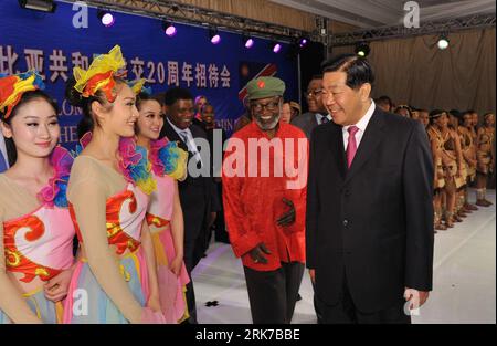 Bildnummer: 53896096  Datum: 26.03.2010  Copyright: imago/Xinhua (100327) -- WINDHOEK, March 27, 2010 (Xinhua) -- Jia Qinglin (R, front), chairman of the National Committee of the Chinese People s Political Consultative Conference (CPPCC), former Namibian president Sam Nujoma and Chairman of Namibian National Council Assert Kapere, talk with actresses during the reception marking the 20th anniversary of China-Namibia diplomatic relationship in Windhoek, capital of Namibia, March 26, 2010. (Xinhua/Huang Jingwen) (axy) (3)NAMIBIA-CHINA-JIA QINGLIN-RECEPTION PUBLICATIONxNOTxINxCHN People Politik Stock Photo