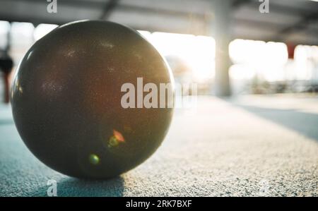 Ballon de gymnastique sur le sol pour le sport, le fitness et la lentille FLARE avec maquette pour l'exercice, la performance ou la danse rythmique. Lumière, sol et aérobic Banque D'Images