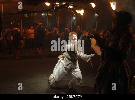 Bildnummer: 53898723  Datum: 27.03.2010  Copyright: imago/Xinhua (100328) -- SAN JOSE, March 28, 2010 (Xinhua) -- Artists from Titanik , a German Performance Troupe, perform Firebird at the central of San Jose during the Arts Festival being held in the Costa Rican capital, March 27, 2010. (Xinhua/Gabriela Vargas Tellez) (zcc) (3)COSTA RICA-SAN JOSE-FESTIVAL-TITANIK PUBLICATIONxNOTxINxCHN Gesellschaft Straßentheater kbdig xng 2010 quer  o0 nachts Restlicht    Bildnummer 53898723 Date 27 03 2010 Copyright Imago XINHUA  San Jose March 28 2010 XINHUA Artists from Titanic a German Performance Troup Stock Photo