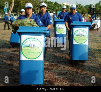 Bildnummer: 53900971  Datum: 28.03.2010  Copyright: imago/Xinhua  Young volunteers collect the garbage in Can Tho City, south Vietnam, March 28, 2010. Over 2500 members of the youth league and volunteers attended an environmental protection activity called the Green Sunday in Can Tho City. (Xinhua) (lyi) (1)VIETNAM-HANOI-ENVIRONMENTAL PROTECTION PUBLICATIONxNOTxINxCHN Gesellschaft Umweltschutz Ökologie kbdig xub 2010 quadrat premiumd xint    Bildnummer 53900971 Date 28 03 2010 Copyright Imago XINHUA Young Volunteers Collect The Garbage in CAN Tho City South Vietnam March 28 2010 Over 2500 Memb Stock Photo