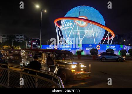 Pasay City, août 24. 10 septembre 2023. Une exposition géante sur le thème de la coupe du monde de basket-ball FIBA est vue à Pasay City, aux Philippines, le 24 août 2023. La coupe du monde de basket-ball FIBA 2023 aura lieu du 25 août au 10 septembre 2023. Crédit : Rouelle Umali/Xinhua/Alamy Live News Banque D'Images