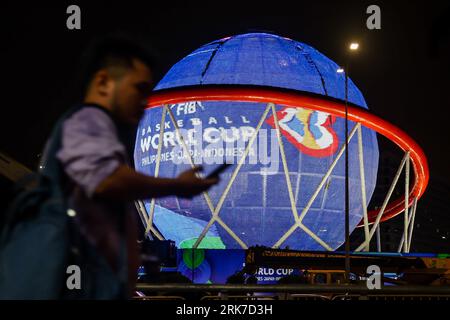 Pasay City, août 24. 10 septembre 2023. Les gens passent devant une exposition géante sur le thème de la coupe du monde de basket-ball FIBA à Pasay City, aux Philippines, le 24 août 2023. La coupe du monde de basket-ball FIBA 2023 aura lieu du 25 août au 10 septembre 2023. Crédit : Rouelle Umali/Xinhua/Alamy Live News Banque D'Images