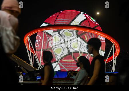 Pasay City, août 24. 10 septembre 2023. Les gens passent devant une exposition géante sur le thème de la coupe du monde de basket-ball FIBA à Pasay City, aux Philippines, le 24 août 2023. La coupe du monde de basket-ball FIBA 2023 aura lieu du 25 août au 10 septembre 2023. Crédit : Rouelle Umali/Xinhua/Alamy Live News Banque D'Images