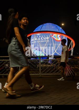 Pasay City, août 24. 10 septembre 2023. Les gens passent devant une exposition géante sur le thème de la coupe du monde de basket-ball FIBA à Pasay City, aux Philippines, le 24 août 2023. La coupe du monde de basket-ball FIBA 2023 aura lieu du 25 août au 10 septembre 2023. Crédit : Rouelle Umali/Xinhua/Alamy Live News Banque D'Images