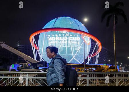 Pasay City, août 24. 10 septembre 2023. Les gens passent devant une exposition géante sur le thème de la coupe du monde de basket-ball FIBA à Pasay City, aux Philippines, le 24 août 2023. La coupe du monde de basket-ball FIBA 2023 aura lieu du 25 août au 10 septembre 2023. Crédit : Rouelle Umali/Xinhua/Alamy Live News Banque D'Images