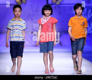Bildnummer : 53903680 Datum : 30.03.2010 Copyright : imago/Xinhua (100330) -- PÉKIN, 30 mars 2010 (Xinhua) -- des enfants présentent des créations de la marque chinoise Pepco lors de la China Fashion week à Pékin, le 30 mars 2010. (Xinhua/Chen Jianli) (zcq) (2)CHINA-BEIJING-FASHION-PEPCO (CN) PUBLICATIONxNOTxINxCHN mode Modenschau Kind Kindermode kbdig xsk 2010 quadrat Bildnummer 53903680 Date 30 03 2010 Copyright Imago XINHUA Beijing Mars 30 2010 enfants de XINHUA présentent des créations de marque chinoise pendant la semaine de la mode de Chine à Pékin LE 30 2010 Mars XINHUA Chen Jianli zcq 2 Chine Pékin mode Banque D'Images