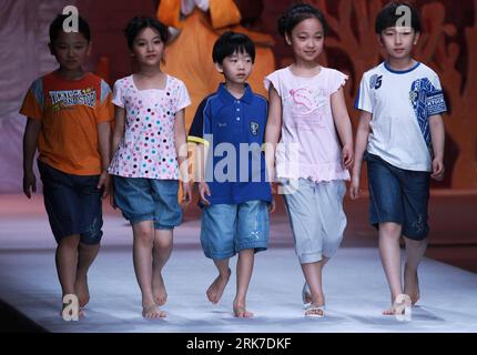 Bildnummer : 53903684 Datum : 30.03.2010 Copyright : imago/Xinhua (100330) -- PÉKIN, 30 mars 2010 (Xinhua) -- des enfants présentent des créations de la marque chinoise Pepco lors de la China Fashion week à Pékin, le 30 mars 2010. (Xinhua/Li Mingfang) (zcq) (6)CHINA-BEIJING-FASHION-PEPCO (CN) PUBLICATIONxNOTxINxCHN mode Modenschau Kind Kindermode kbdig xsk 2010 quer Bildnummer 53903684 Date 30 03 2010 Copyright Imago XINHUA Beijing Mars 30 2010 enfants de XINHUA présentent des créations de marque chinoise pendant la semaine de la mode chinoise à Pékin LE 30 2010 Mars XINHUA a quitté Mingfang zcq 6 Chine Pékin mode Banque D'Images