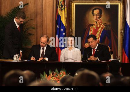 Bildnummer : 53913212 Datum : 02.04.2010 Copyright : imago/Xinhua (100403) -- CARACAS, 3 avril 2010 (Xinhua) -- le président vénézuélien Hugo Chavez (à droite) et le Premier ministre russe Vladimir Poutine (2e L) signent les accords à Caracas le 2 avril 2010. Le président vénézuélien Hugo Chavez et le Premier ministre russe Vladimir Poutine en visite vendredi ont examiné l’expansion de la coopération bilatérale entre les deux pays depuis 2001, centrée sur les armes et l’énergie. (Agence de presse Xinhua/Bolivar) (cl) (5)VENEZUELA-RUSSIA-CHAVEZ-POUTINE-MEETING PUBLICATIONxNOTxINxCHN Politik people kbdig xng 2010 quer p Banque D'Images