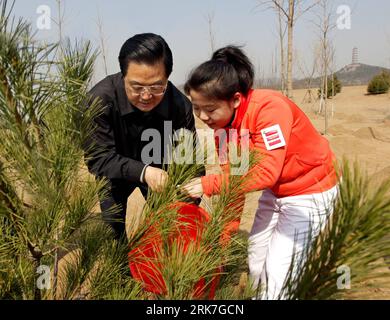 Bildnummer : 53913383 Datum : 03.04.2010 Copyright : imago/Xinhua (100403) -- BEIJING, 3 avril 2010 (Xinhua) -- le président chinois Hu Jintao (L) arrose le jeune arbre nouvellement planté avec un jeune pionnier à Beijing, capitale de la Chine, le 3 avril 2010, 26e jour volontaire de plantation d'arbres à Beijing. Hu Jintao a planté des arbres samedi avec de jeunes pionniers ainsi que d'autres grands dirigeants du pays, y compris Wu Bangguo, Wen Jiabao, Jia Qinglin, Li Changchun, Xi Jinping, Li Keqiang, He Guoqiang et Zhou Yongkang. (Xinhua) (wh) CHINA-BEIJING-HU JINTAO-TREE PLANTING (CN) PUBLICATIONxNOTxINxCHN People Polit Banque D'Images