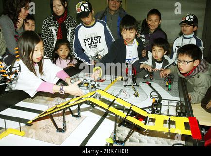 Bildnummer : 53915164 Datum : 04.04.2010 Copyright : imago/Xinhua (100404) -- SUZHOU, 4 avril 2010 (Xinhua) -- les concurrents se réchauffent avant le début d'un match dans le tournoi de sélection de Chine orientale de l'Open d'Europe FLL 2010 qui s'est tenu à Suzhou, dans la province du Jiangsu, dans l'est de la Chine, le 4 avril 2010. Le tournoi a attiré environ 400 élèves et lycéens de provinces et de municipalités comme Jiangsu, Zhejiang, Shanghai, Anhui et Sichuan. Les gagnants participeront à l'Open d'Europe FLL 2010 qui se tiendra à Istanbul en mai. (Xinhua/Wang Jianzhong) (zsc) CHINE-JIANGSU-FLL ROBOT OUVERT EUROPÉEN M Banque D'Images