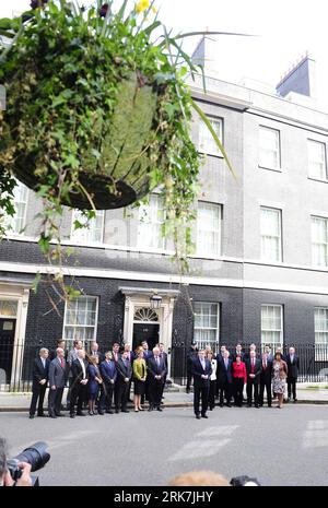 Bildnummer: 53920481  Datum: 06.04.2010  Copyright: imago/Xinhua (100406) -- LONDON, April 6, 2010 (Xinhua) -- British Prime Minister Gordon Brown (front) stands with cabinet members in London, April 6, 2010. Brown Tuesday travelled to the Buckingham Palace where he asked Queen for permission to dissolve parliament and set May 6 as the date for a general election. (Xinhua/Zeng Yi) (zhs) (11)UK-LONDON-PM-ELECTION PUBLICATIONxNOTxINxCHN People Politik kbdig xmk 2010 hoch premiumd    Bildnummer 53920481 Date 06 04 2010 Copyright Imago XINHUA  London April 6 2010 XINHUA British Prime Ministers Gor Banque D'Images