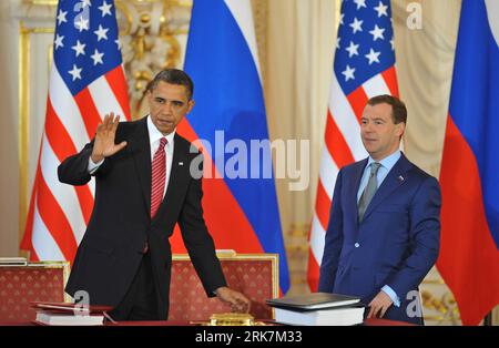 Bildnummer : 53927163 Datum : 08.04.2010 Copyright : imago/Xinhua (100408) -- PRAGUE, 8 avril 2010 (Xinhua) -- le président américain Barack Obama (L) fait signe au public après avoir signé un traité historique de réduction des armes nucléaires avec son homologue russe Dmitri Medvedev à Prague, capitale de la République tchèque, le 8 avril 2010. (Xinhua/Wu Wei) (lyx) (8)CZECH-PRAGUE-RUSSIA-US-TREATY PUBLICATIONxNOTxINxCHN People Politik Prag Abrüstung Abrüstungsgipfel kbdig xcb 2010 quer Bildnummer 53927163 Date 08 04 2010 Copyright Imago XINHUA Prague avril 8 2010 XINHUA U S Président Barack Obama l onde à l'auditoire Banque D'Images