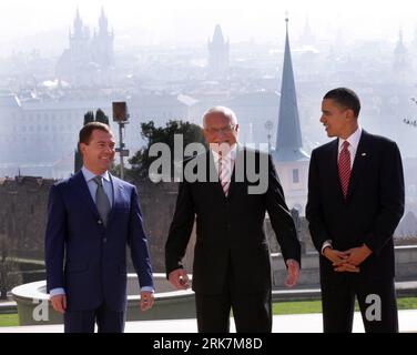 Bildnummer: 53927946  Datum: 08.04.2010  Copyright: imago/Xinhua Czech Republic President Vaclav Klaus (C) greets his U.S. counterpart Barack Obama (R) and Russian President Dmitry Medvedev prior to the signing of the new Strategic Arms Reduction Treaty (START) in Prague, capital of Czech, April 8, 2010. Obama and Medvedev signed a landmark nuclear arms treaty on Thursday, committing to significant reductions in their countries atomic arsenals. (Xinhua) (lx) (1)CZECH-PRAGUE-U.S.-RUSSIA-POLITICS PUBLICATIONxNOTxINxCHN Politik People Abrüstungsgipfel Premiumd xint kbdig xub 2010 quer    Bildnumm Stock Photo