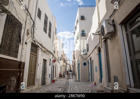 Tunisie. 06 août 2023. La médina de la ville portuaire tunisienne de Sfax, devenue un haut lieu de migration vers l’Europe. La Tunisie est devenue le premier pays de départ pour les personnes qui tentent de rejoindre l’Europe en traversant la mer Méditerranée sur la route migratoire dite de la Méditerranée centrale, que l’ONU a qualifiée de la plus meurtrière au monde. (Photo de Sally Hayden/SOPA Images/Sipa USA) crédit : SIPA USA/Alamy Live News Banque D'Images