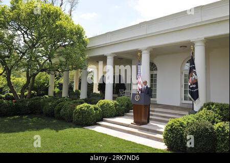 Bildnummer: 53930458  Datum: 09.04.2010  Copyright: imago/Xinhua (100409) -- WASHINGTON, April 9, 2010 (Xinhua) -- U.S. President Barack Obama speaks to the media at the Rose Garden of the White House in Washington D.C., capital of the United States, April 9, 2010. Obama here on Friday made a statement   (Xinhua/Zhang Jun) (lx) (6)U.S.-OBAMA-COAL MINE-STATEMENT PUBLICATIONxNOTxINxCHN People Politik kbdig xmk 2010 quer    Bildnummer 53930458 Date 09 04 2010 Copyright Imago XINHUA  Washington April 9 2010 XINHUA U S President Barack Obama Speaks to The Media AT The Rose Garden of The White House Banque D'Images