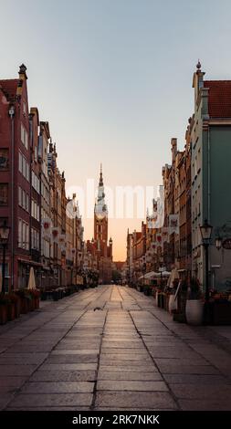 Une image étonnante du quartier historique de la vieille ville de Gdansk, en Pologne illuminée par les chaudes teintes orange du lever du soleil tôt le matin Banque D'Images