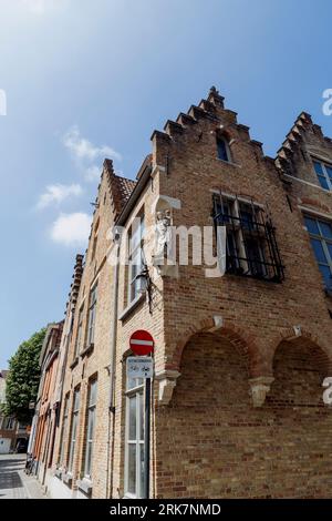 Un coin de rue magnifique dans la ville historique de Bruges avec des maisons traditionnelles en briques Banque D'Images