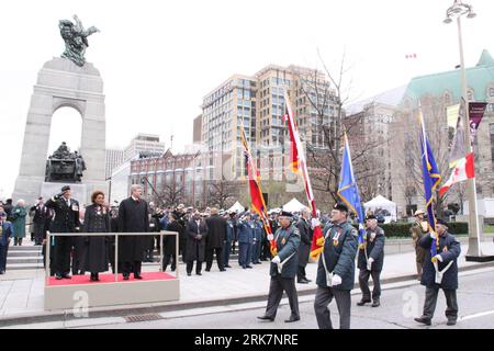 Bildnummer : 53931326 Datum : 09.04.2010 Copyright : imago/Xinhua (100410) -- OTTAWA, le 10 avril 2010 (Xinhua) -- les anciens combattants défilent devant le premier ministre canadien Stephen Harper (3e L) et la gouverneure générale Michaëlle Jean lors de la commémoration du jour de la crête de Vimy à Ottawa, capitale du Canada, le 9 avril 2010. Vendredi, le Canada a tenu une grande cérémonie au Monument commémoratif de guerre du Canada à Ottawa, marquant officiellement la fin d une époque où le dernier vétéran connu de la première Guerre mondiale, John Babcock, était parti plus tôt. (Xinhua/Zhang Dacheng) (zcq) (11)CANADA-OTTAWA-VIMY JOUR PUBLICATIONxNOTxINxCHN Politik Gesellschaft Ka Banque D'Images