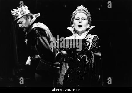 Renato Bruson (Macbeth), Renata Scotto (Lady Macbeth) dans MACBETH au Royal Opera, Covent Garden, Londres WC2 27/03/1981 musique : Giuseppe Verdi livret : Francesco Maria Piave d'après Shakespeare chef d'orchestre : Riccardo Mutti design : John Napier éclairage : Nick Chelton chorégraphe : Eleanor Fazan réalisateur : Elijah Moshinsky Banque D'Images