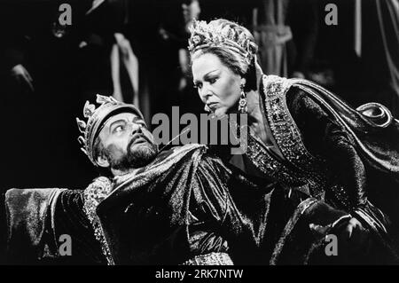 Renato Bruson (Macbeth), Renata Scotto (Lady Macbeth) dans MACBETH au Royal Opera, Covent Garden, Londres WC2 27/03/1981 musique : Giuseppe Verdi livret : Francesco Maria Piave d'après Shakespeare chef d'orchestre : Riccardo Mutti design : John Napier éclairage : Nick Chelton chorégraphe : Eleanor Fazan réalisateur : Elijah Moshinsky Banque D'Images