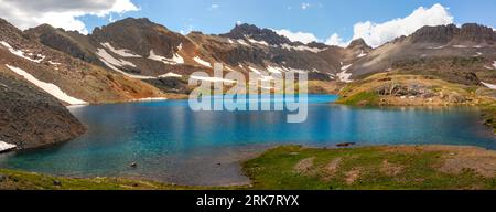 Vue du lac Columbine bleu saphir, forêt nationale de San Juan près de Silverton, Colorado, États-Unis. Banque D'Images