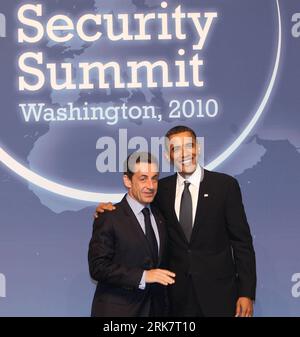 Bildnummer : 53936923 Datum : 12.04.2010 Copyright : imago/Xinhua le président américain Barack Obama salue le président français Nicolas Sarkozy à son arrivée pour un dîner de travail lors du sommet sur la sécurité nucléaire à Washington, aux États-Unis, le 12 avril 2010. Le président américain Barack Obama a accueilli lundi soir les dirigeants du monde entier à un dîner de travail à Washington, donnant le coup d’envoi d’un sommet visant à empêcher les terroristes d’obtenir des armes nucléaires. (Xinhua/Ju Peng)(wjd) Etats-Unis-WASHINGTON-SOMMET SUR LA SÉCURITÉ NUCLÉAIRE-OBAMA-SARKOZY PUBLICATIONxNOTxINxCHN People Politik Atomgipfel premiumd xint kbdig xkg 20 Banque D'Images
