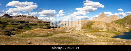 Vue du lac Columbine bleu saphir, forêt nationale de San Juan près de Silverton, Colorado, États-Unis. Banque D'Images