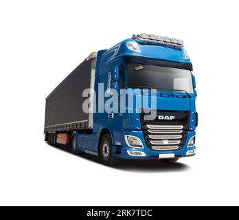 Camion semi-remorque DAF XF Euro 6 isolé sur fond blanc Banque D'Images