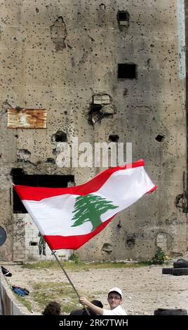 Bildnummer : 53939083 Datum : 13.04.2010 Copyright : imago/Xinhua (100413) -- BEYROUTH, 13 avril 2010 (Xinhua) -- Un homme agite le drapeau national libanais devant un mur brisé par une balle à Beyrouth, Liban, le 13 avril 2010. Le Liban a célébré mardi le 35e anniversaire du déclenchement de sa guerre civile de 1975-1990. (Xinhua) (zw) (3)LIBAN-BEYROUTH-ANNIVERSAIRE DE LA GUERRE CIVILE PUBLICATIONxNOTxINxCHN Gesellschaft Politik Libanon Jahrestag 35 Jahre Bürgerkrieg Premiumd xint kbdig xub 2010 hoch o0 Schäden, Zerstörung, Fahne, Nationalfahne Bildnummer 53939083 Date 13 04 2010 Copyright Imago XINHUA Beirut Banque D'Images