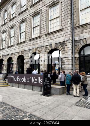 Les visiteurs attendent d'entrer dans le Livre de Kells à Dublin pour voir un manuscrit religieux enluminé de la période médiévale. Banque D'Images