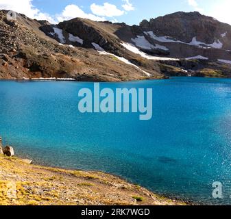 Vue du lac Columbine bleu saphir, forêt nationale de San Juan près de Silverton, Colorado, États-Unis. Banque D'Images