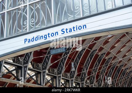 LONDRES - 18 JUILLET 2023 : gare de Paddington, terminus ferroviaire majeur de Londres Banque D'Images