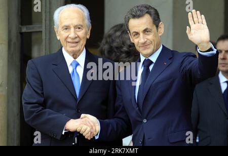 Bildnummer: 53944002  Datum: 15.04.2010  Copyright: imago/Xinhua (100415) -- PARIS, April 15, 2010 (Xinhua) -- French President Nicolas Sarkozy (R) shakes hands with visiting Israeli President Shimon Peres at the Elysee Palace, Paris, capital of France, April 15, 2010. (Xinhua/Zhang Yuwei) (hdt) (2)FRANCE-NICOLAS SARKOZY-ISRAEL-SHIMON PERES-MEETING PUBLICATIONxNOTxINxCHN premiumd xint People Politik Kbdig xdp 2010 quer     Bildnummer 53944002 Date 15 04 2010 Copyright Imago XINHUA  Paris April 15 2010 XINHUA French President Nicolas Sarkozy r Shakes Hands With Visiting Israeli President Shimon Banque D'Images
