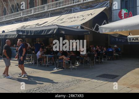 Pampelune, Espagne, 24 août 2023 : les fans du Club Brugge boivent de la bière lors de l'avant-première du match de première étape de la ronde préliminaire de l'UEFA Conference League entre CA Osasuna et Club Brugge à Pampelune, Espagne, le 24 août 2023. Crédit : Alberto Brevers / Alamy Live News. Banque D'Images